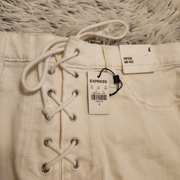 NWT Express Lace Up Denim Shorts- White- Size 4 - Picture 2 of 4